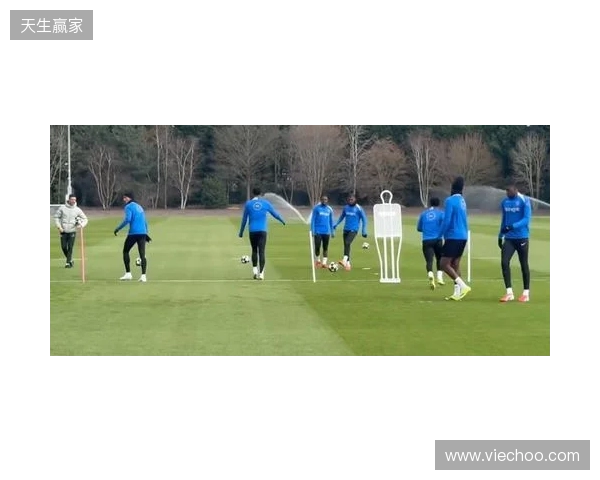 跟队：埃斯特旺参加了切尔西的公开训练，里斯、约恩森缺席